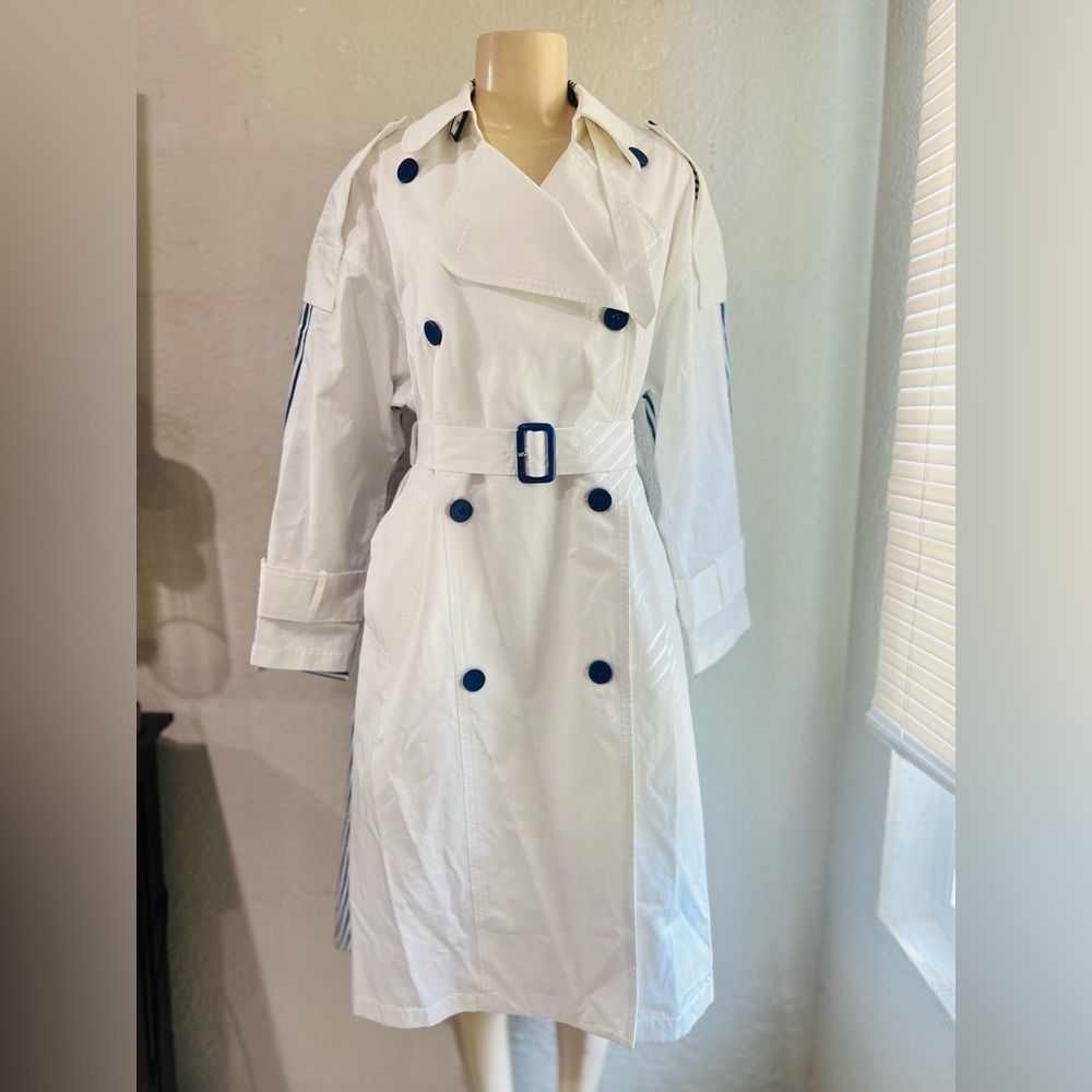 J.ING COAT WHITE AND STRIPE BLUE SIZE SMALL